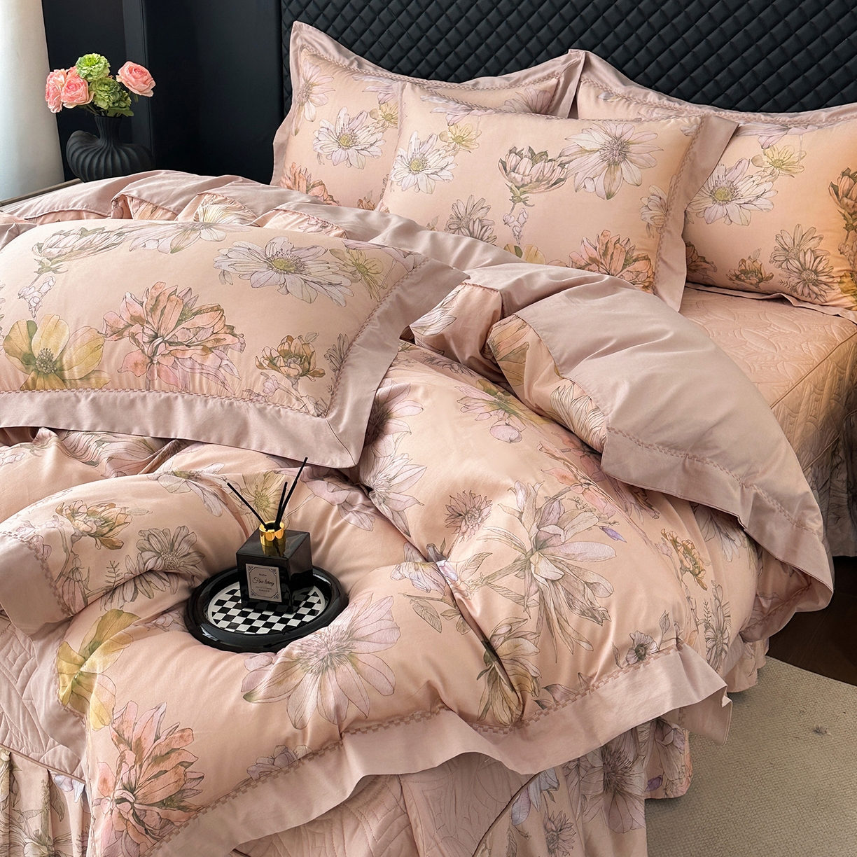 91家纺网 家纺一手货源 找家纺 福丽莱家纺 2025新款高端60纯棉数码印花夹棉床裙四件套 慕溪-粉