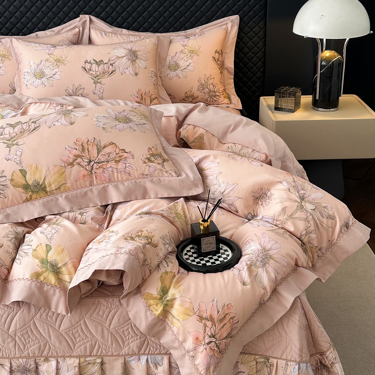 91家纺网 家纺一手货源 找家纺 福丽莱家纺 2025新款高端60纯棉数码印花夹棉床裙四件套 慕溪-粉