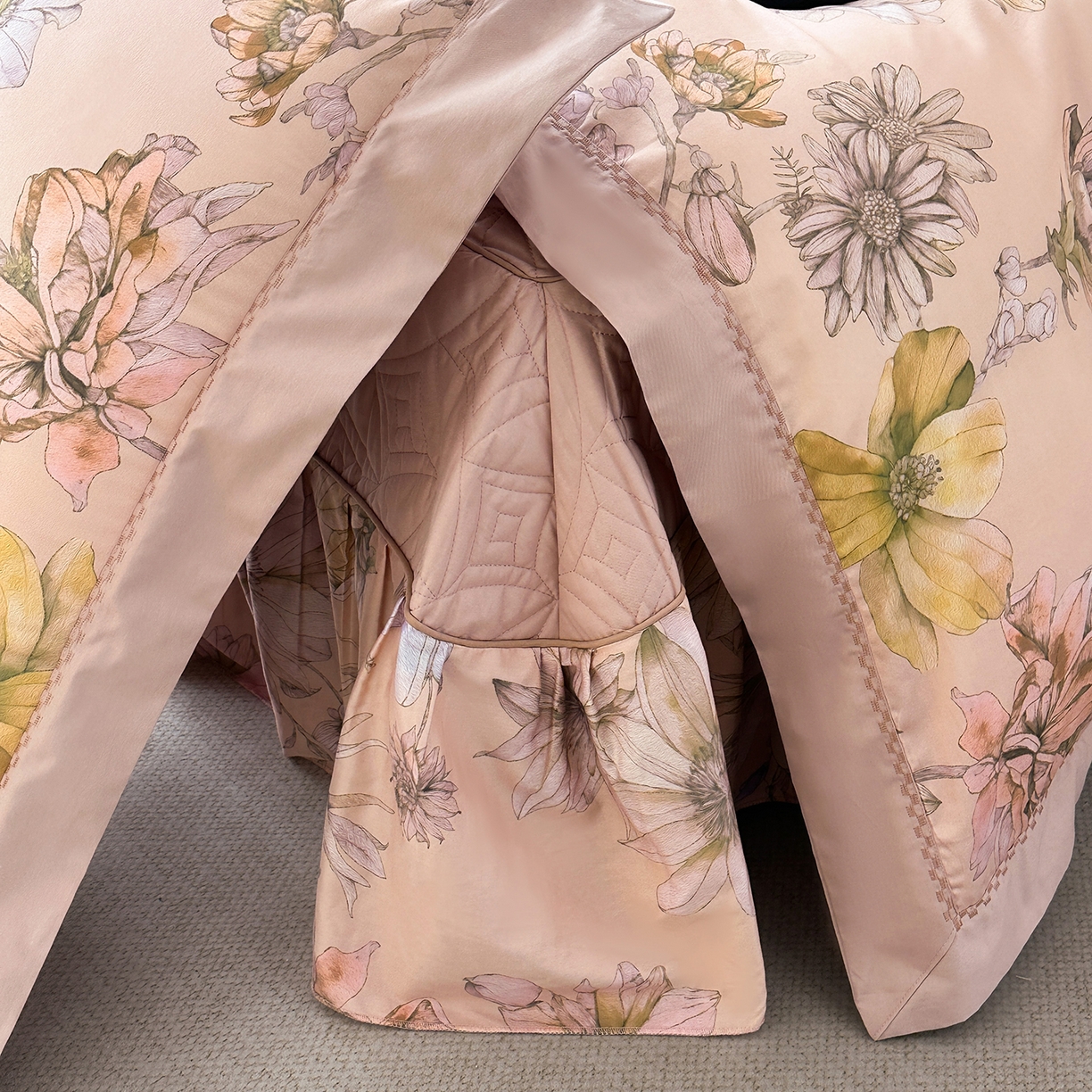 91家纺网 家纺一手货源 找家纺 福丽莱家纺 2025新款高端60纯棉数码印花夹棉床裙四件套 慕溪-粉