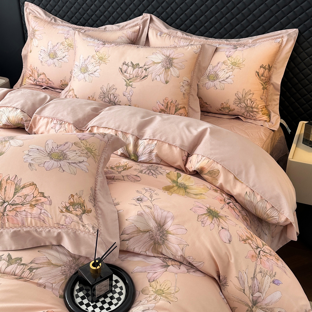 91家纺网 家纺一手货源 找家纺 福丽莱家纺 2025新款高端60纯棉数码印花夹棉床裙四件套 慕溪-粉