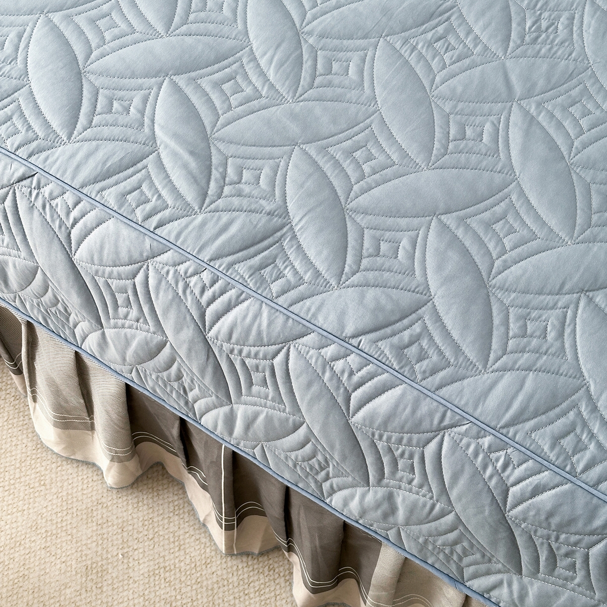 91家纺网 家纺一手货源 找家纺 福丽莱家纺 2025新款高端60纯棉数码印花夹棉床裙四件套 逆光-蓝