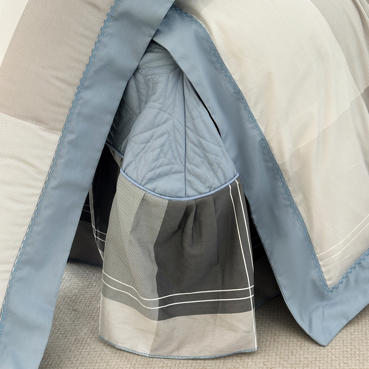 91家纺网 家纺一手货源 找家纺 福丽莱家纺 2025新款高端60纯棉数码印花夹棉床裙四件套 逆光-蓝