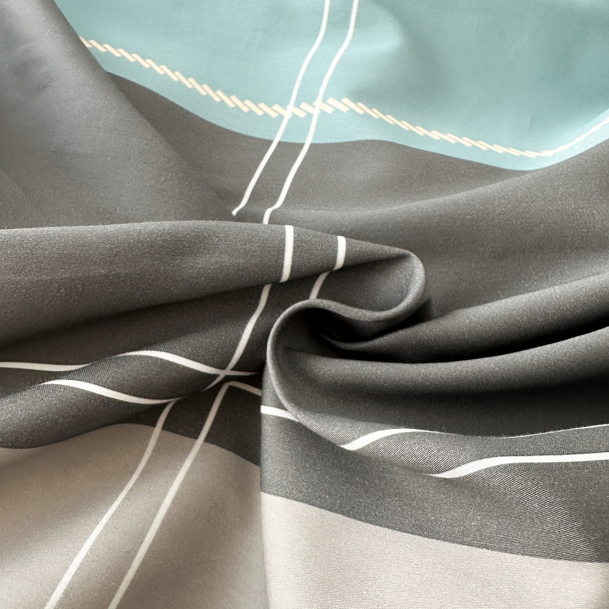 91家纺网 家纺一手货源 找家纺 福丽莱家纺 2025新款高端60纯棉数码印花夹棉床裙四件套 逆光-蓝