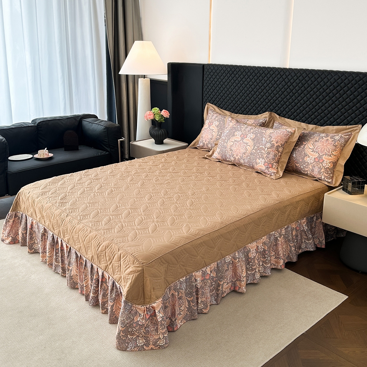 91家纺网 家纺一手货源 找家纺 福丽莱家纺 2025新款高端60纯棉数码印花夹棉床裙四件套 佩斯利-暖云棕