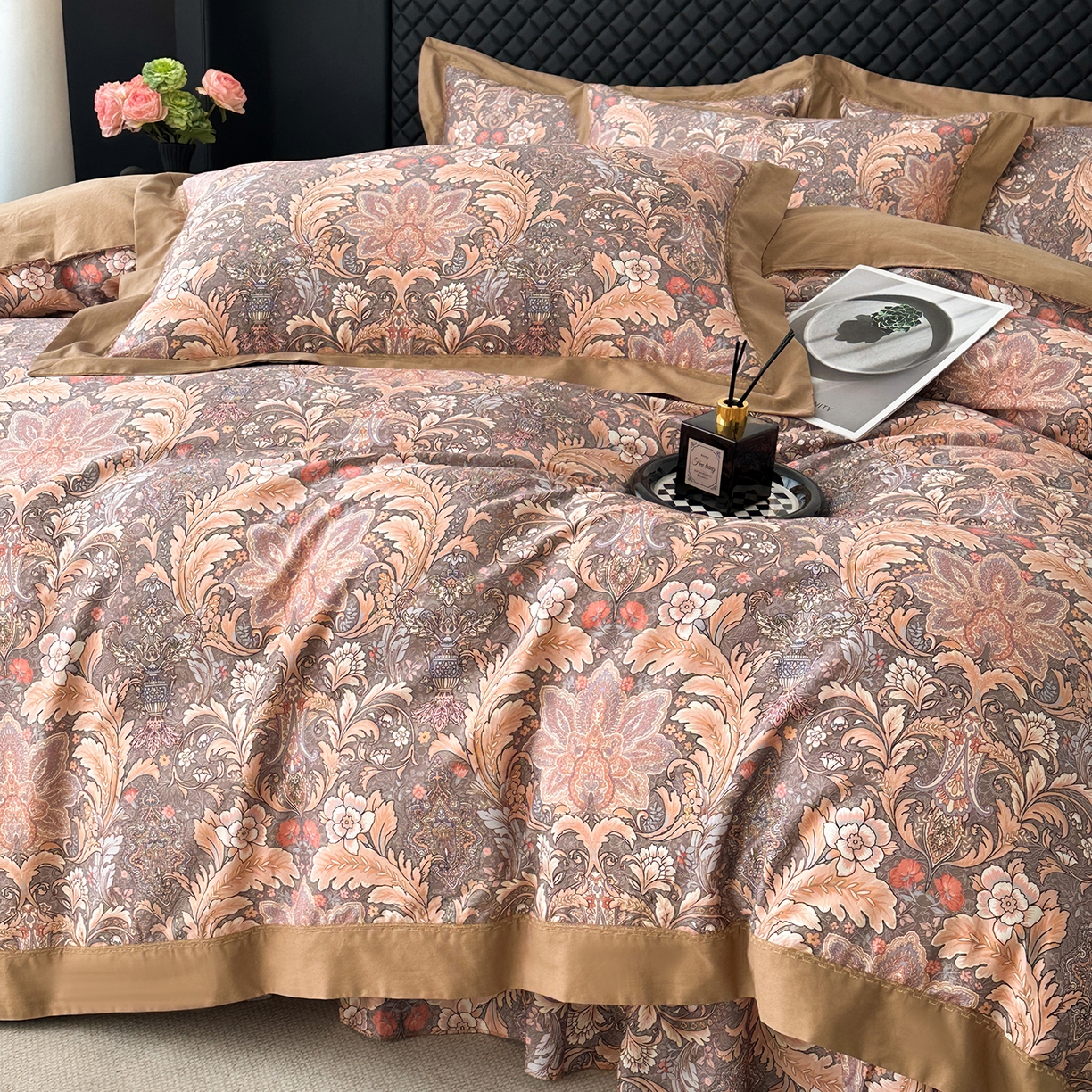 91家纺网 家纺一手货源 找家纺 福丽莱家纺 2025新款高端60纯棉数码印花夹棉床裙四件套 佩斯利-暖云棕