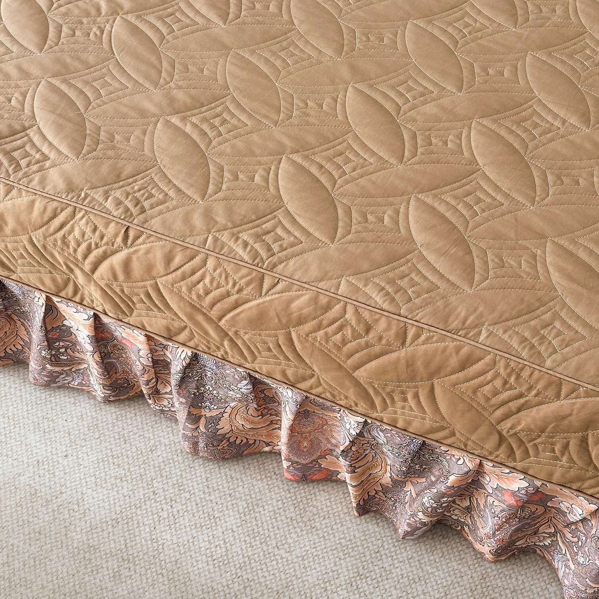 91家纺网 家纺一手货源 找家纺 福丽莱家纺 2025新款高端60纯棉数码印花夹棉床裙四件套 佩斯利-暖云棕