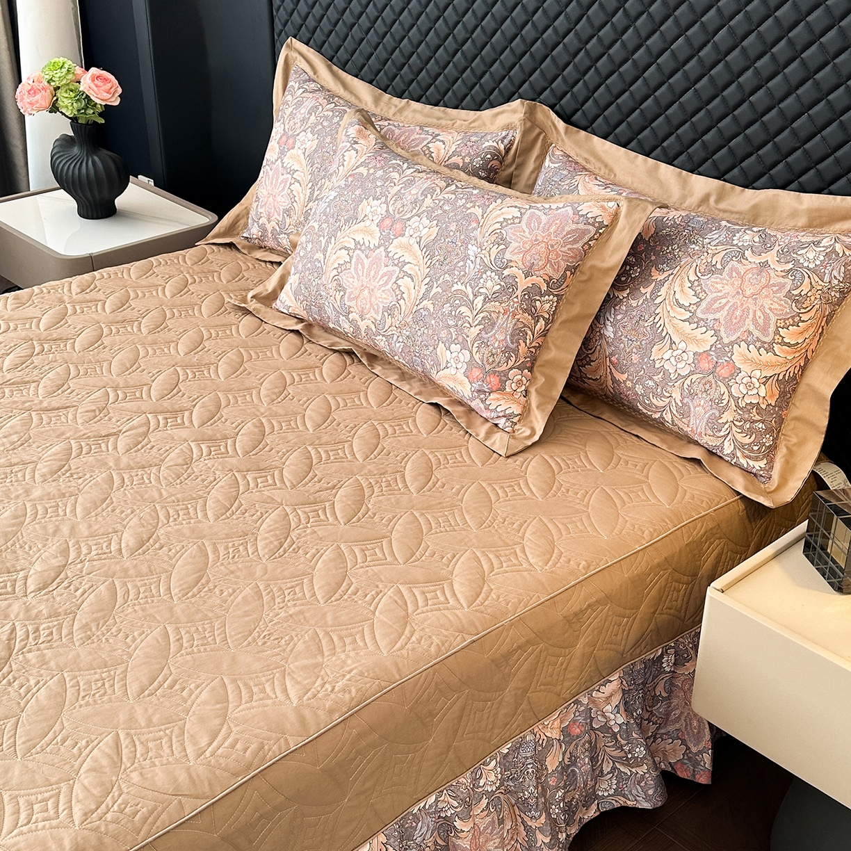 91家纺网 家纺一手货源 找家纺 福丽莱家纺 2025新款高端60纯棉数码印花夹棉床裙四件套 佩斯利-暖云棕