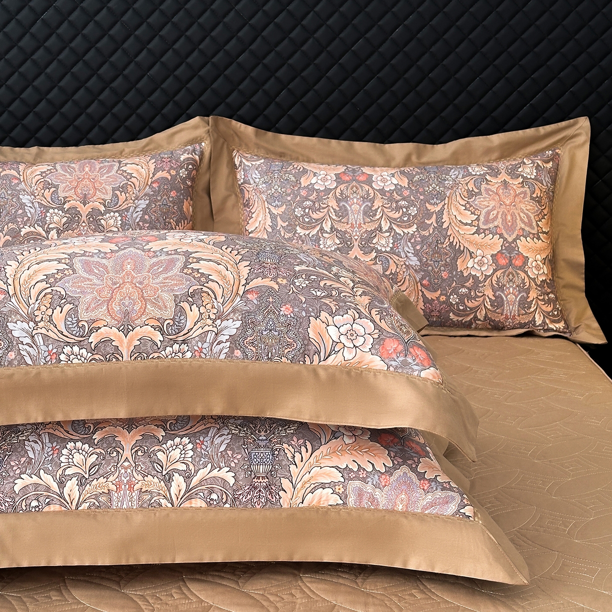 91家纺网 家纺一手货源 找家纺 福丽莱家纺 2025新款高端60纯棉数码印花夹棉床裙四件套 佩斯利-暖云棕