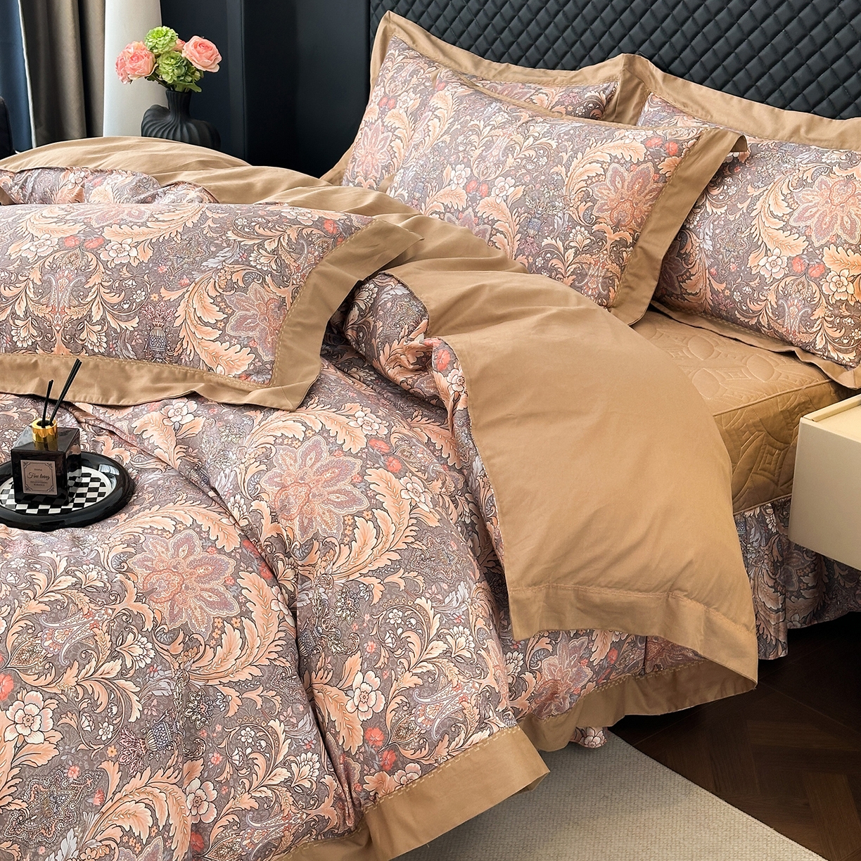 91家纺网 家纺一手货源 找家纺 福丽莱家纺 2025新款高端60纯棉数码印花夹棉床裙四件套 佩斯利-暖云棕