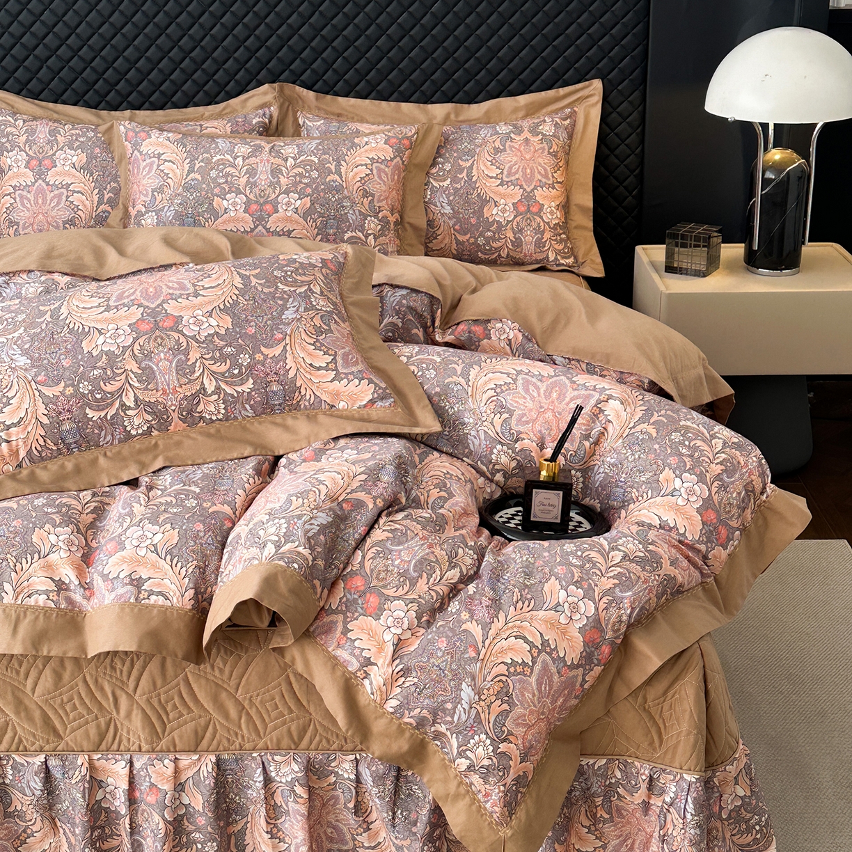 91家纺网 家纺一手货源 找家纺 福丽莱家纺 2025新款高端60纯棉数码印花夹棉床裙四件套 佩斯利-暖云棕