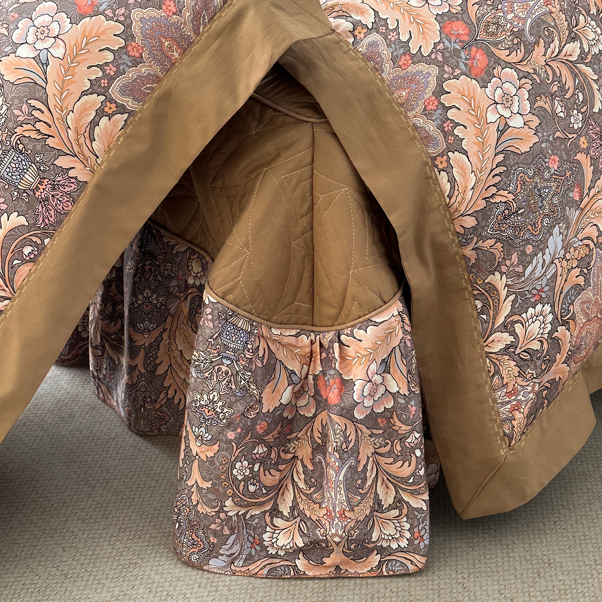 91家纺网 家纺一手货源 找家纺 福丽莱家纺 2025新款高端60纯棉数码印花夹棉床裙四件套 佩斯利-暖云棕