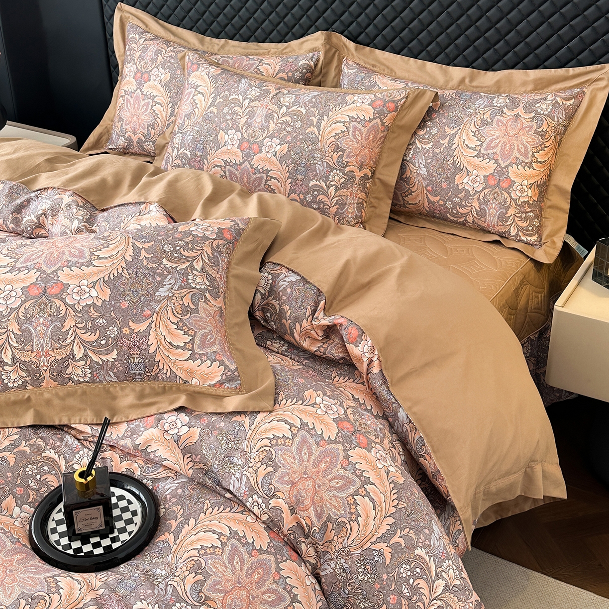 91家纺网 家纺一手货源 找家纺 福丽莱家纺 2025新款高端60纯棉数码印花夹棉床裙四件套 佩斯利-暖云棕