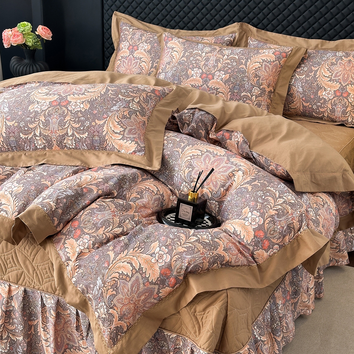 91家纺网 家纺一手货源 找家纺 福丽莱家纺 2025新款高端60纯棉数码印花夹棉床裙四件套 佩斯利-暖云棕