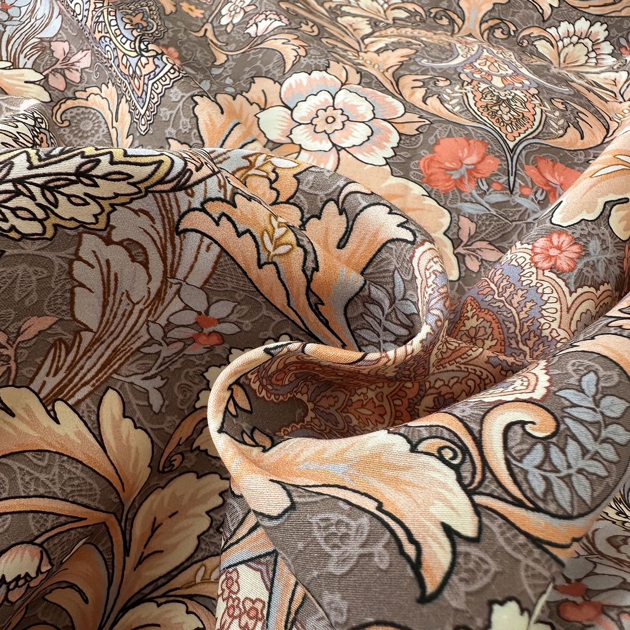 91家纺网 家纺一手货源 找家纺 福丽莱家纺 2025新款高端60纯棉数码印花夹棉床裙四件套 佩斯利-暖云棕