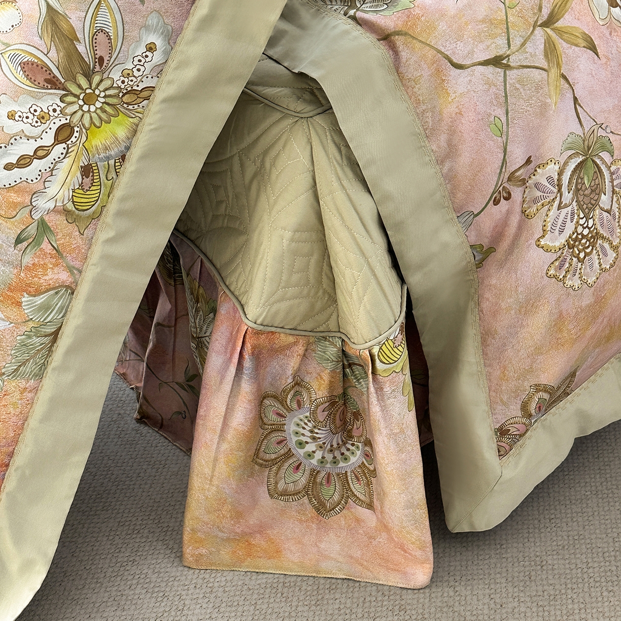 91家纺网 家纺一手货源 找家纺 福丽莱家纺 2025新款高端60纯棉数码印花夹棉床裙四件套 瑞贝卡