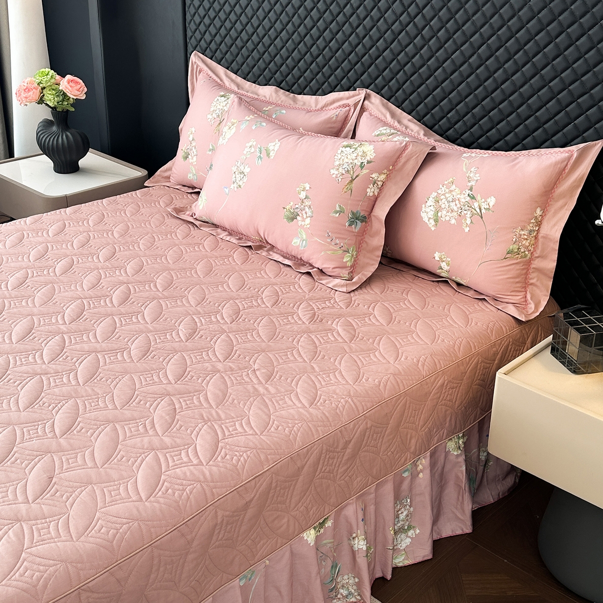 91家纺网 家纺一手货源 找家纺 福丽莱家纺 2025新款高端60纯棉数码印花夹棉床裙四件套 若婉-玫瑰粉