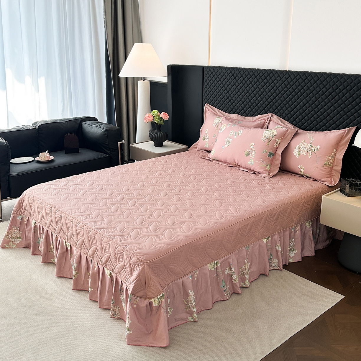 91家纺网 家纺一手货源 找家纺 福丽莱家纺 2025新款高端60纯棉数码印花夹棉床裙四件套 若婉-玫瑰粉