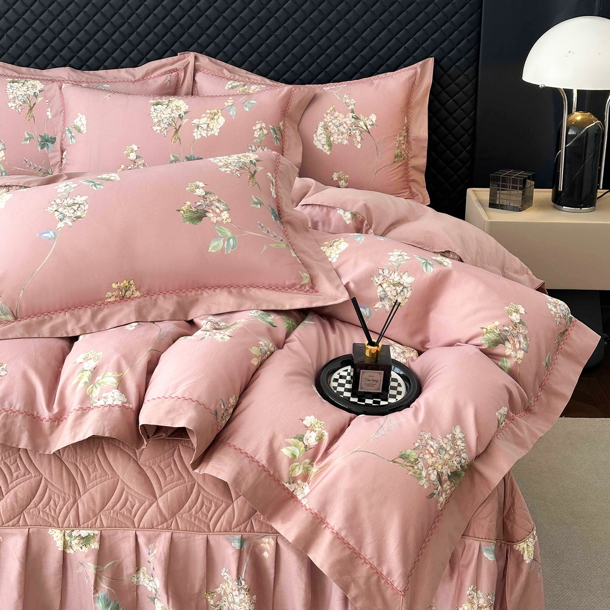 91家纺网 家纺一手货源 找家纺 福丽莱家纺 2025新款高端60纯棉数码印花夹棉床裙四件套 若婉-玫瑰粉