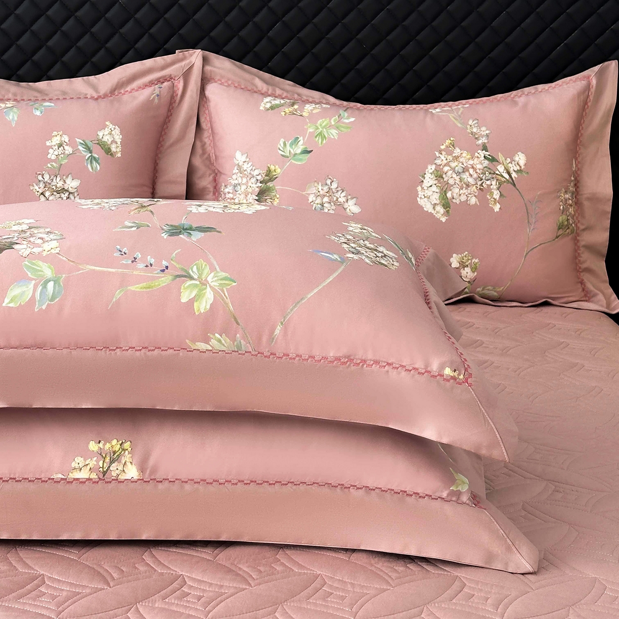 91家纺网 家纺一手货源 找家纺 福丽莱家纺 2025新款高端60纯棉数码印花夹棉床裙四件套 若婉-玫瑰粉