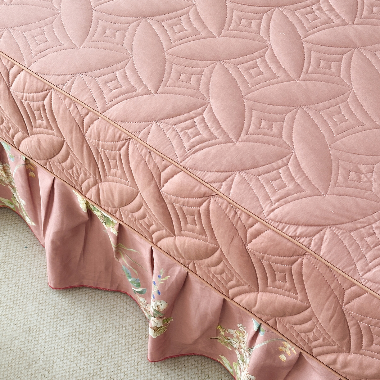 91家纺网 家纺一手货源 找家纺 福丽莱家纺 2025新款高端60纯棉数码印花夹棉床裙四件套 若婉-玫瑰粉