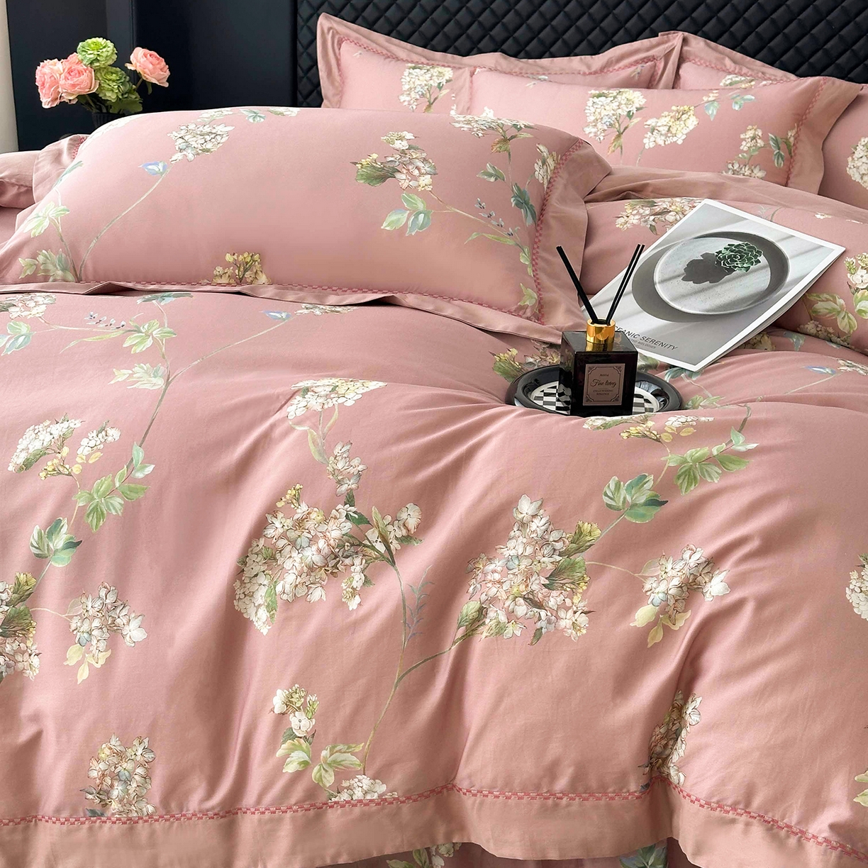 91家纺网 家纺一手货源 找家纺 福丽莱家纺 2025新款高端60纯棉数码印花夹棉床裙四件套 若婉-玫瑰粉