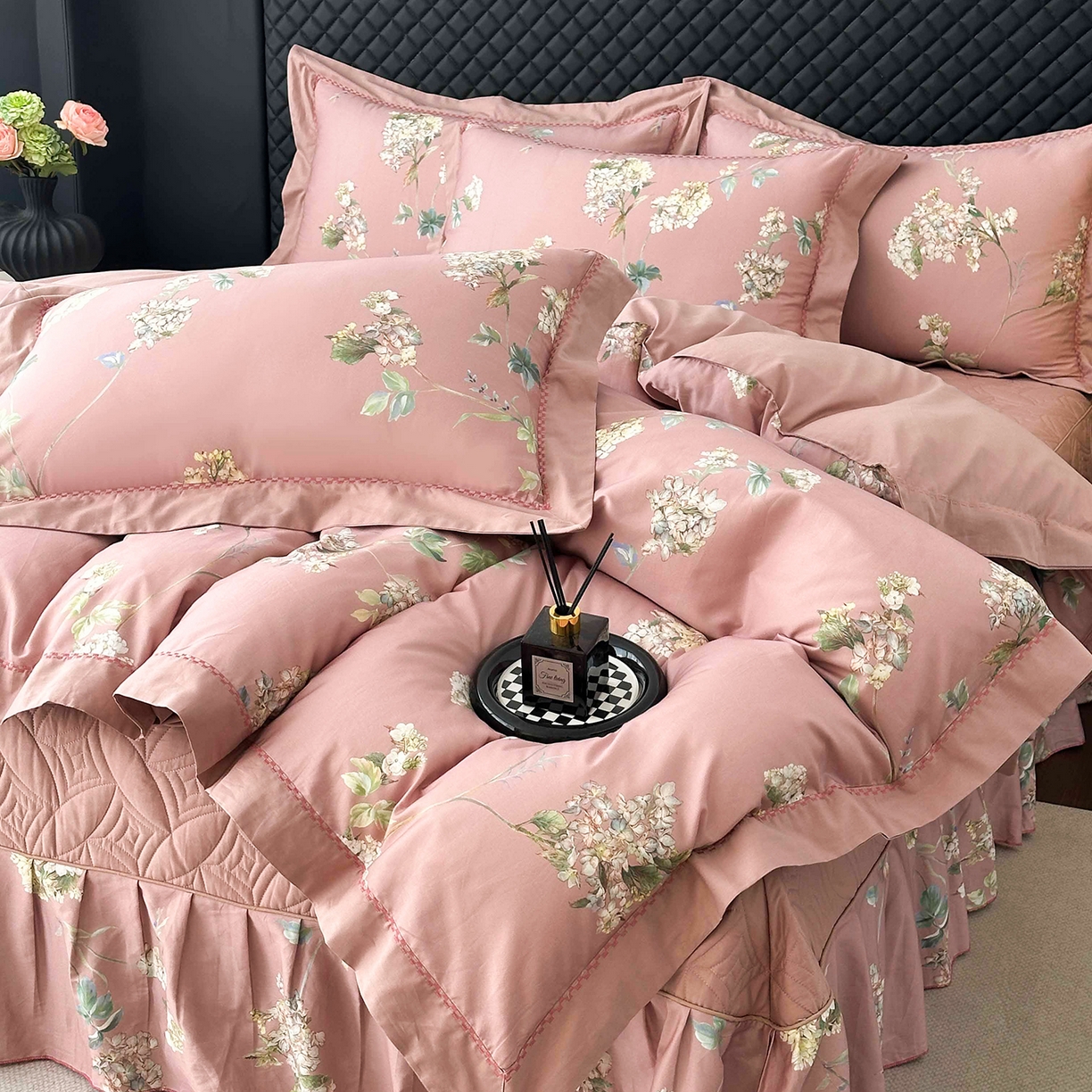 91家纺网 家纺一手货源 找家纺 福丽莱家纺 2025新款高端60纯棉数码印花夹棉床裙四件套 若婉-玫瑰粉