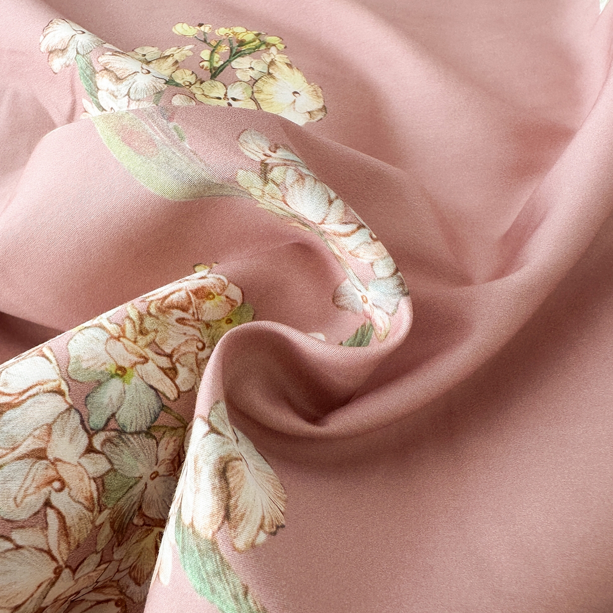 91家纺网 家纺一手货源 找家纺 福丽莱家纺 2025新款高端60纯棉数码印花夹棉床裙四件套 若婉-玫瑰粉