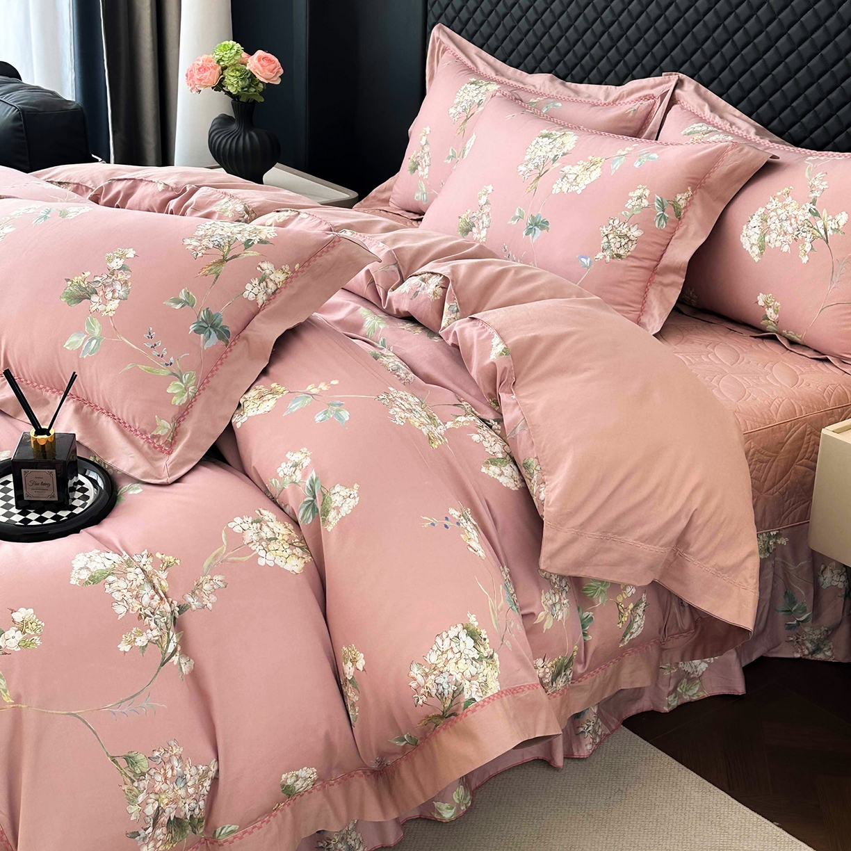 91家纺网 家纺一手货源 找家纺 福丽莱家纺 2025新款高端60纯棉数码印花夹棉床裙四件套 若婉-玫瑰粉