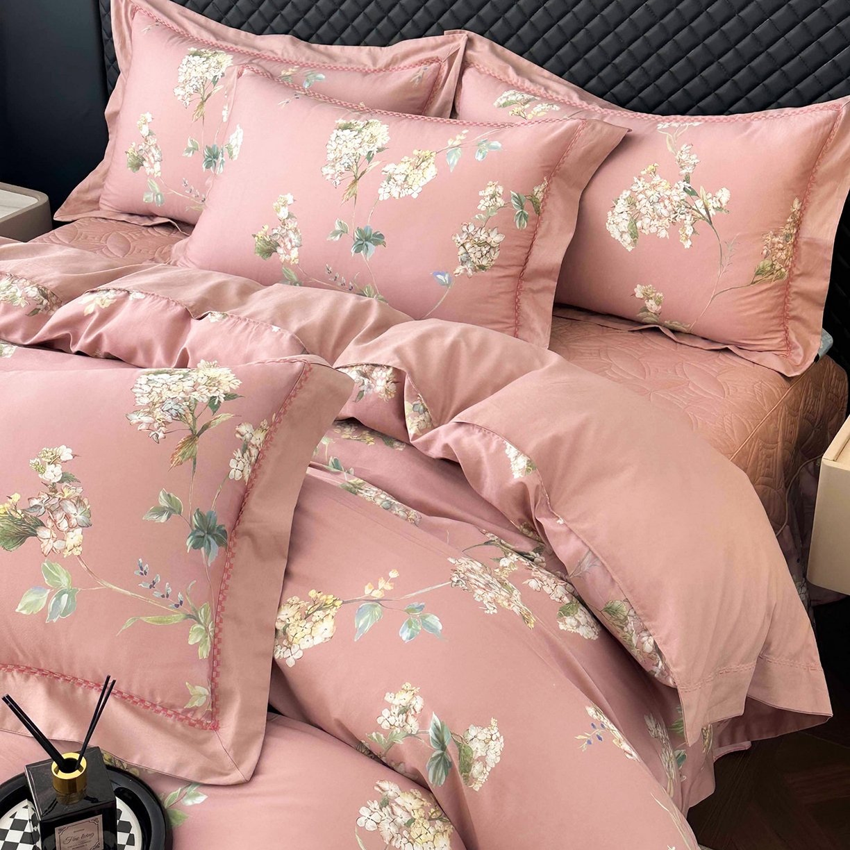 91家纺网 家纺一手货源 找家纺 福丽莱家纺 2025新款高端60纯棉数码印花夹棉床裙四件套 若婉-玫瑰粉