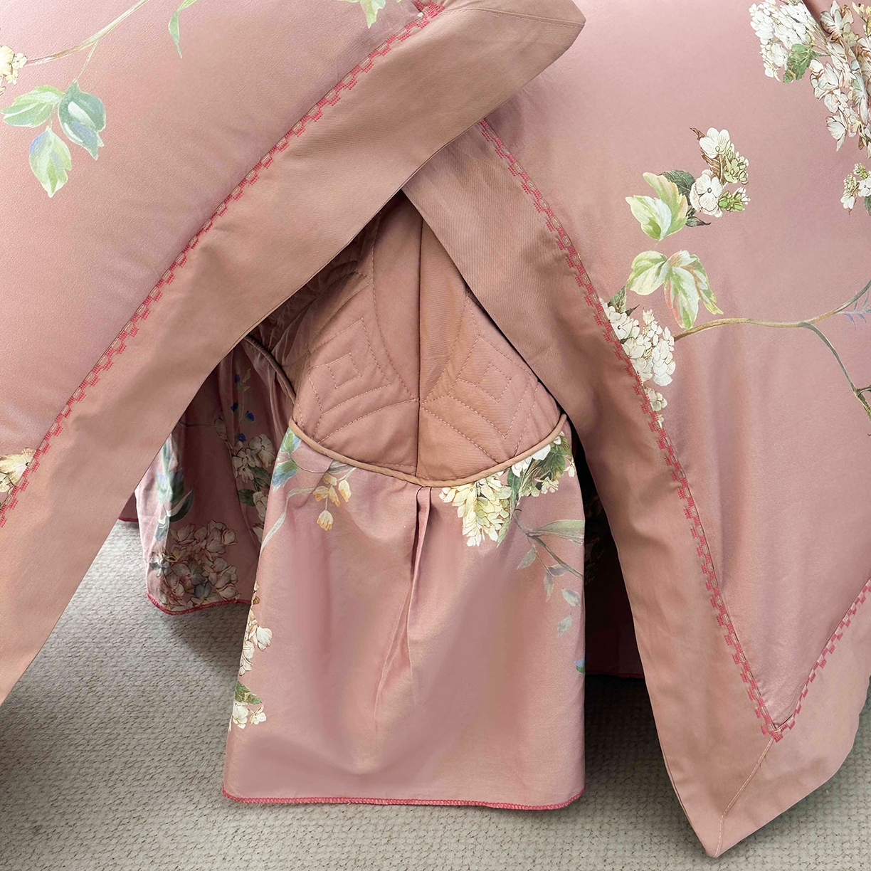 91家纺网 家纺一手货源 找家纺 福丽莱家纺 2025新款高端60纯棉数码印花夹棉床裙四件套 若婉-玫瑰粉