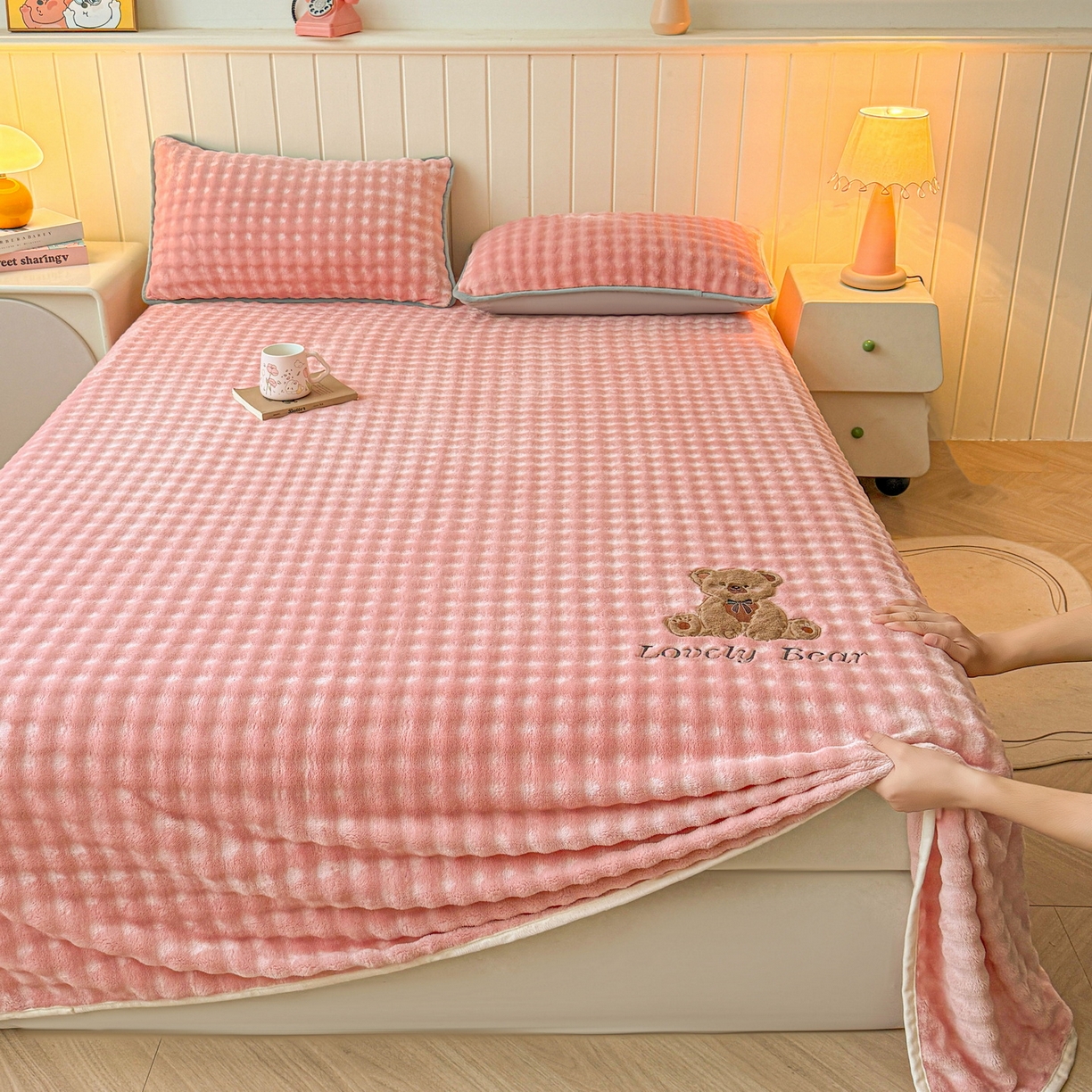 91家纺网 家纺一手货源 找家纺 爱思凯家纺 2025新款加厚泡泡绒纯色单品床单单件床单 松饼熊床单-粉