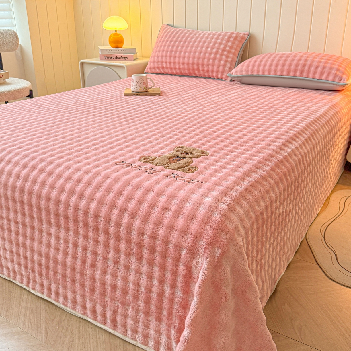 91家纺网 家纺一手货源 找家纺 爱思凯家纺 2025新款加厚泡泡绒纯色单品床单单件床单 松饼熊床单-粉