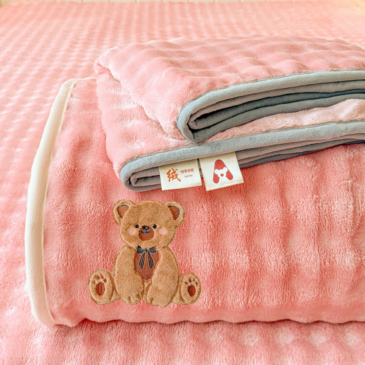 91家纺网 家纺一手货源 找家纺 爱思凯家纺 2025新款加厚泡泡绒纯色单品床单单件床单 松饼熊床单-粉