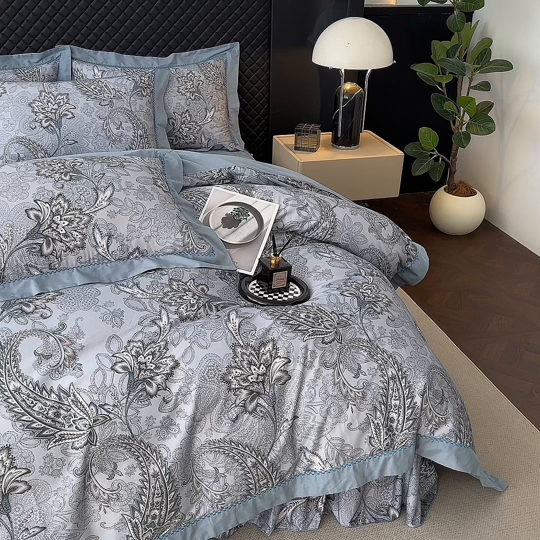 91家纺网 家纺一手货源 找家纺 福丽莱家纺 2025新款高端60纯棉数码印花夹棉床裙四件套 芙影-灰