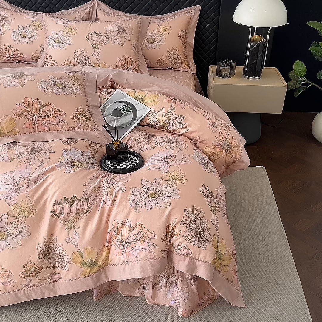 91家纺网 家纺一手货源 找家纺 福丽莱家纺 2025新款高端60纯棉数码印花夹棉床裙四件套 慕溪-粉
