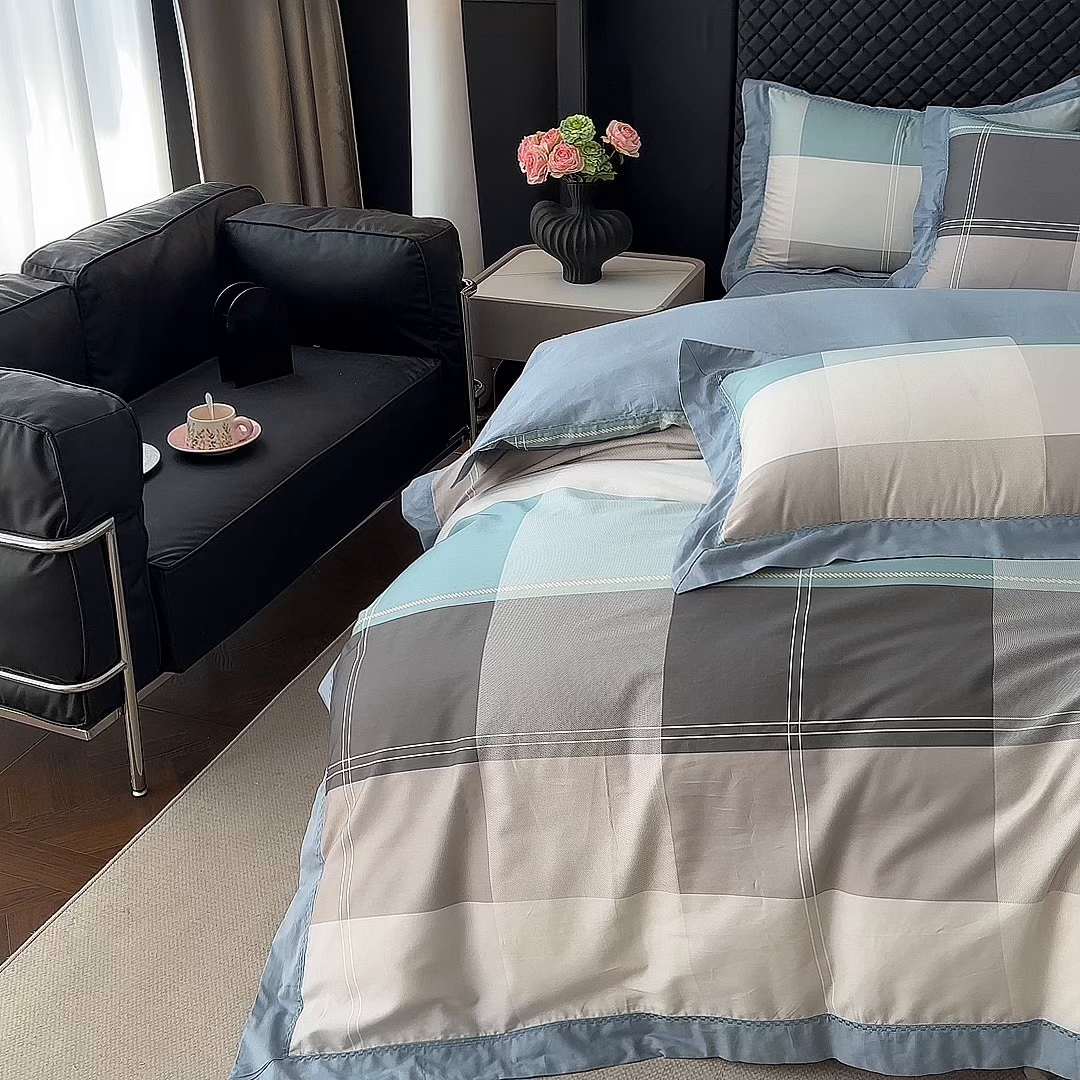 91家纺网 家纺一手货源 找家纺 福丽莱家纺 2025新款高端60纯棉数码印花夹棉床裙四件套 逆光-蓝