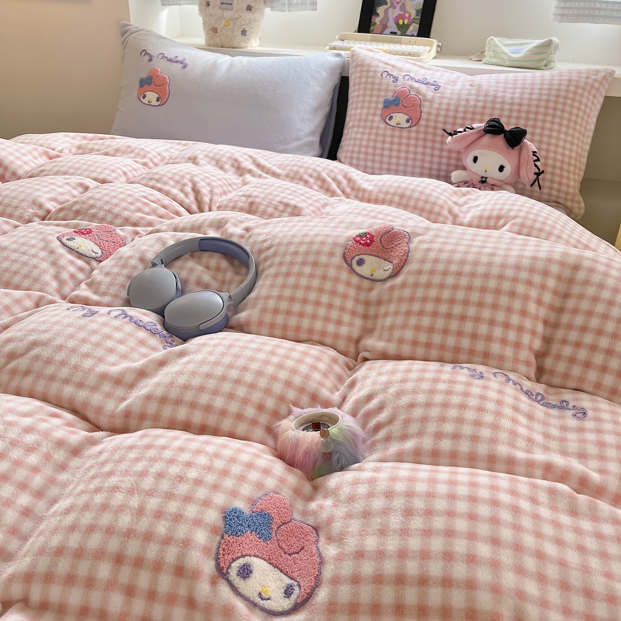 91家纺网 家纺一手货源 找家纺 金爱家 2025新款A类三丽鸥授权毛巾绣混搭少女加厚牛奶绒系列四件套 绒毛巾绣-草莓美乐蒂粉蓝