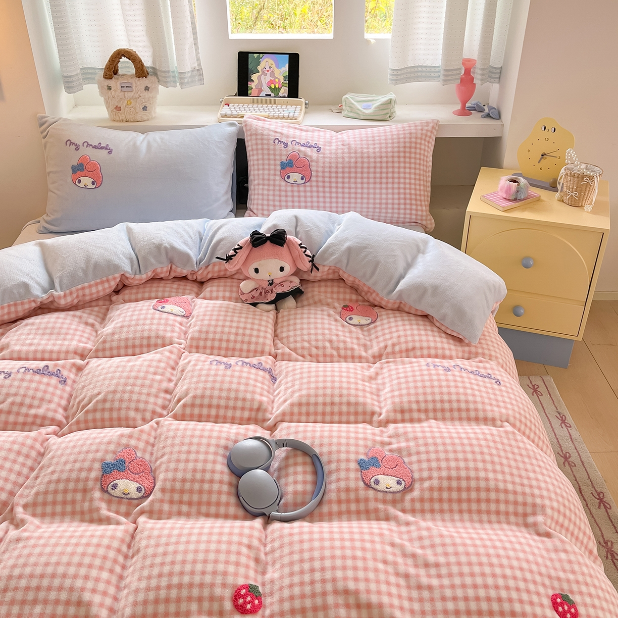 91家纺网 家纺一手货源 找家纺 金爱家 2025新款A类三丽鸥授权毛巾绣混搭少女加厚牛奶绒系列四件套 绒毛巾绣-草莓美乐蒂粉蓝