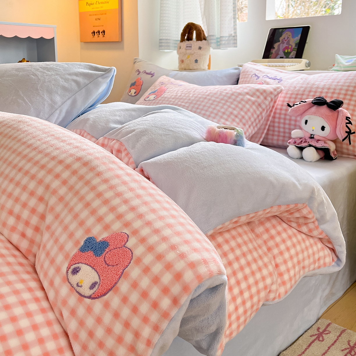 91家纺网 家纺一手货源 找家纺 金爱家 2025新款A类三丽鸥授权毛巾绣混搭少女加厚牛奶绒系列四件套 绒毛巾绣-草莓美乐蒂粉蓝