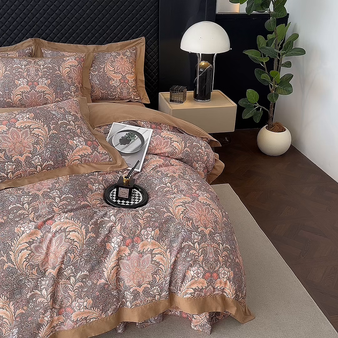 91家纺网 家纺一手货源 找家纺 福丽莱家纺 2025新款高端60纯棉数码印花夹棉床裙四件套 佩斯利-暖云棕