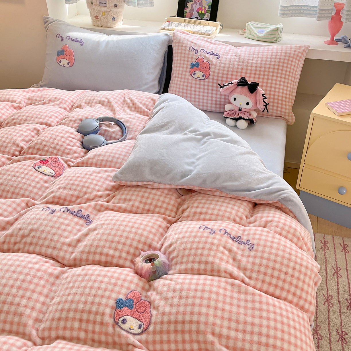 91家纺网 家纺一手货源 找家纺 金爱家 2025新款A类三丽鸥授权毛巾绣混搭少女加厚牛奶绒系列四件套 绒毛巾绣-草莓美乐蒂粉蓝