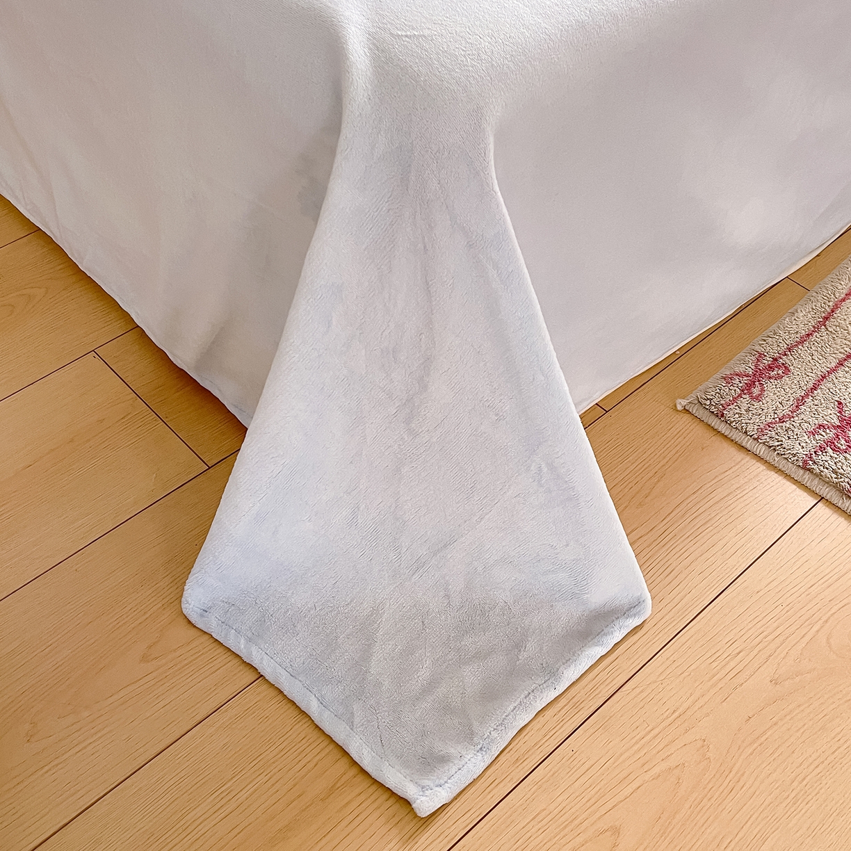 91家纺网 家纺一手货源 找家纺 金爱家 2025新款A类三丽鸥授权毛巾绣混搭少女加厚牛奶绒系列四件套 绒毛巾绣-草莓美乐蒂粉蓝