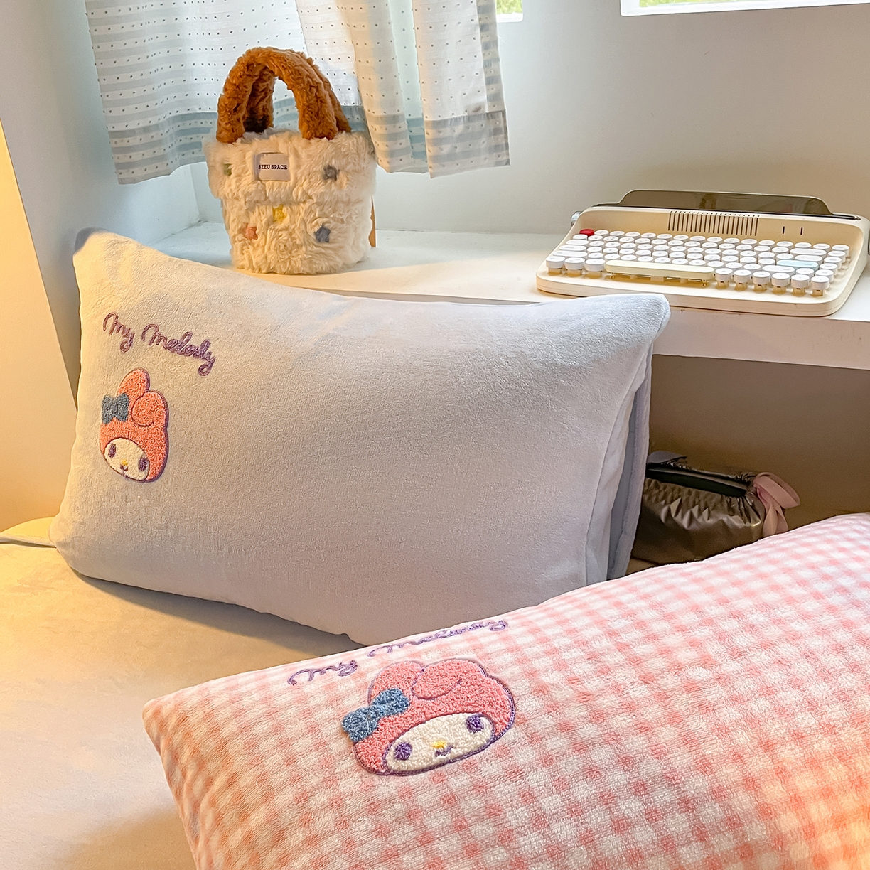 91家纺网 家纺一手货源 找家纺 金爱家 2025新款A类三丽鸥授权毛巾绣混搭少女加厚牛奶绒系列四件套 绒毛巾绣-草莓美乐蒂粉蓝