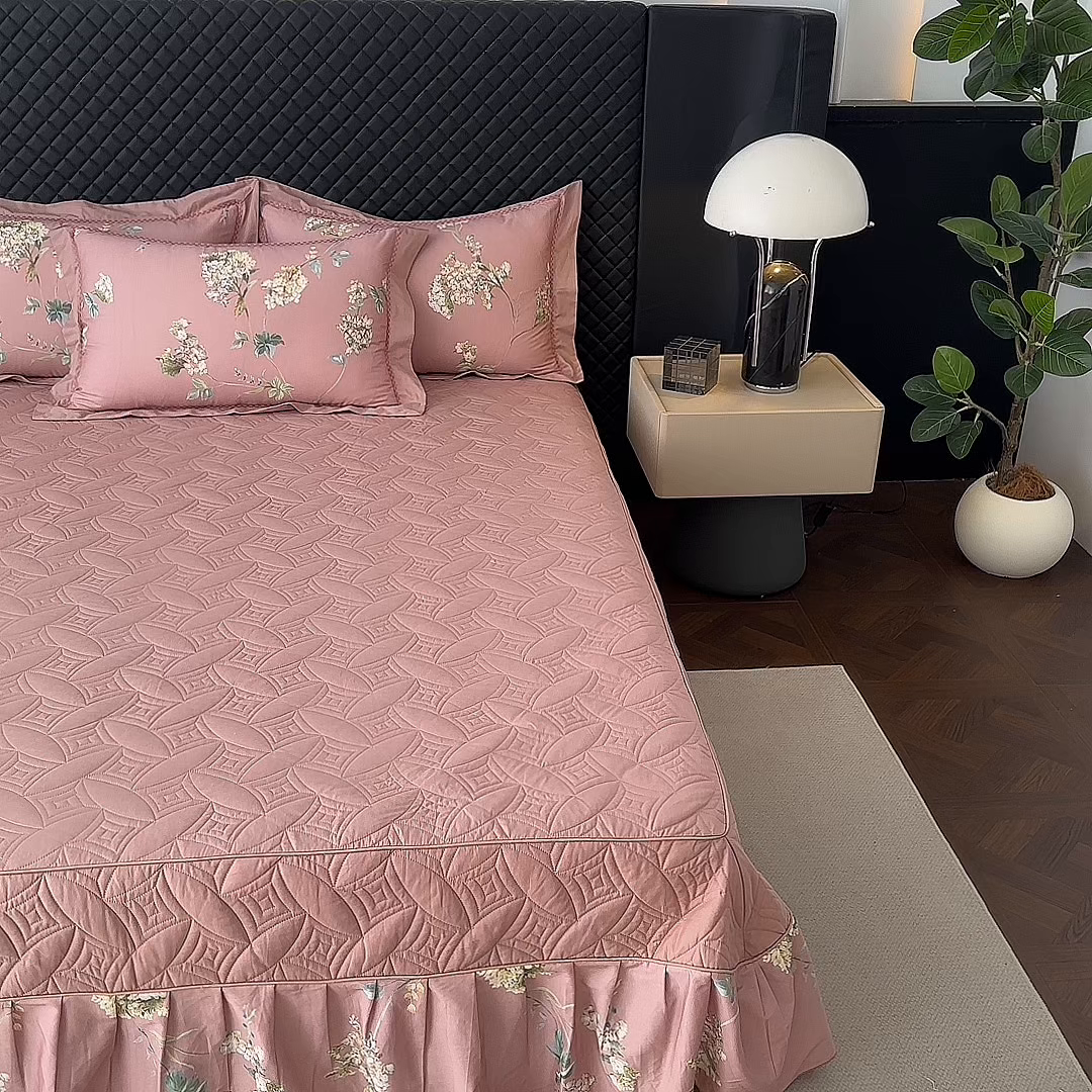 91家纺网 家纺一手货源 找家纺 福丽莱家纺 2025新款高端60纯棉数码印花夹棉床裙四件套 若婉-玫瑰粉