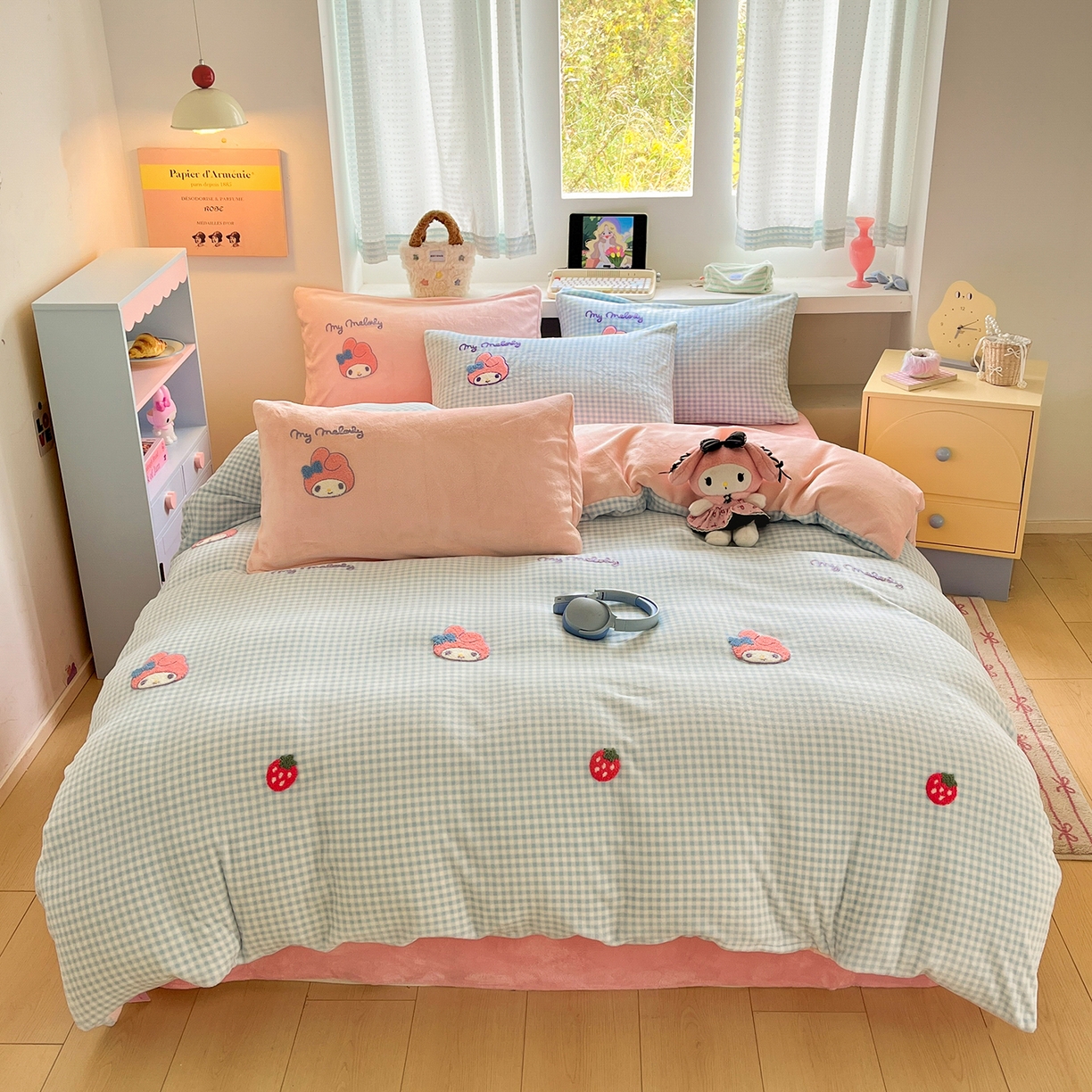 91家纺网 家纺一手货源 找家纺 金爱家 2025新款A类三丽鸥授权毛巾绣混搭少女加厚牛奶绒系列四件套 绒毛巾绣-草莓美乐蒂蓝粉