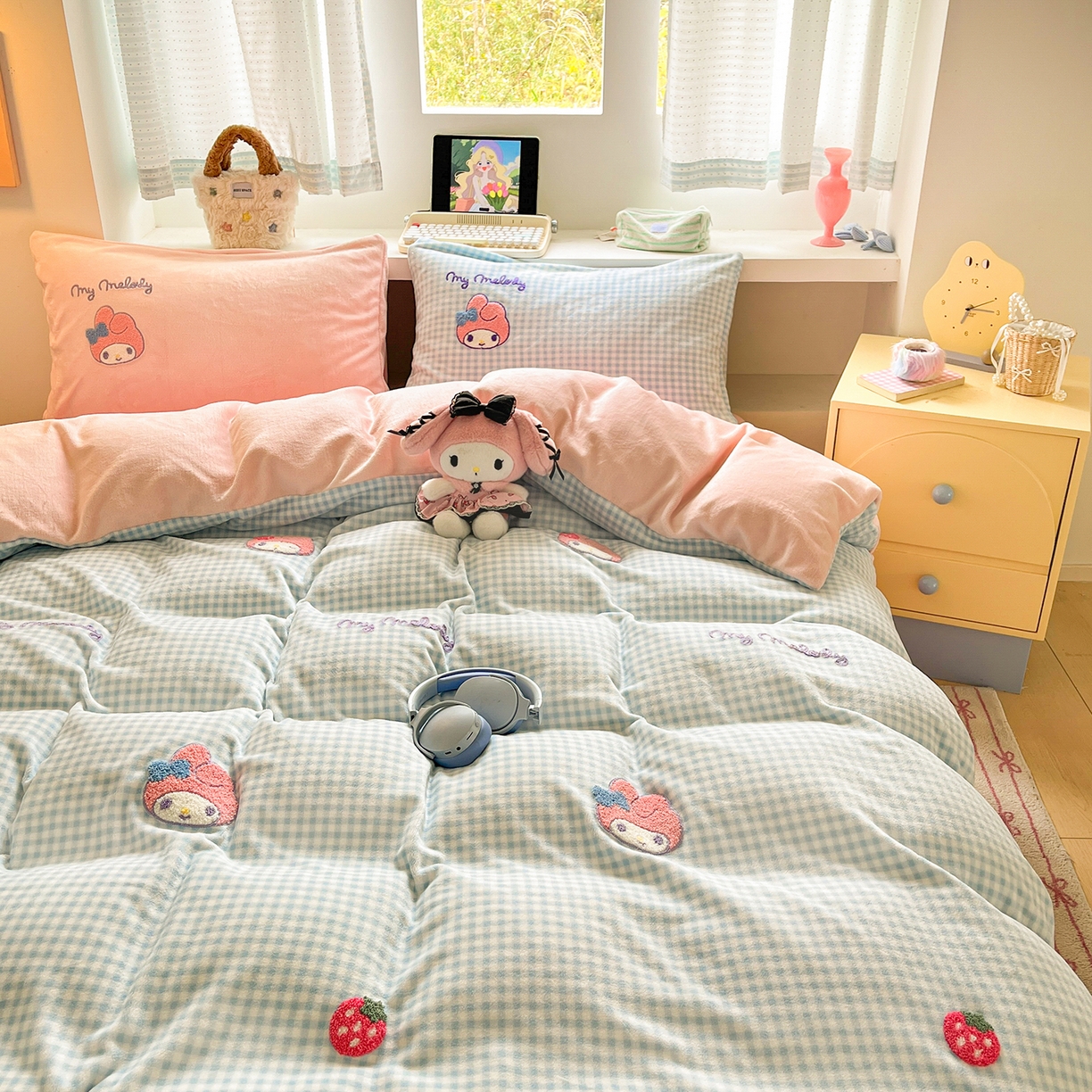 91家纺网 家纺一手货源 找家纺 金爱家 2025新款A类三丽鸥授权毛巾绣混搭少女加厚牛奶绒系列四件套 绒毛巾绣-草莓美乐蒂蓝粉