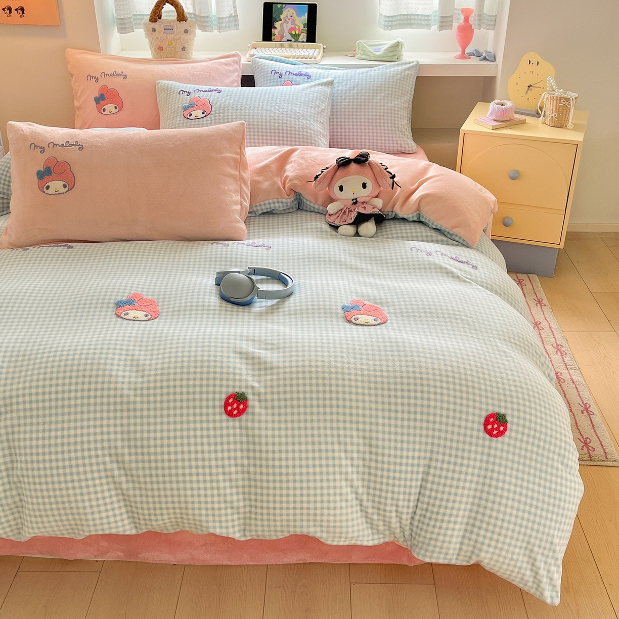 91家纺网 家纺一手货源 找家纺 金爱家 2025新款A类三丽鸥授权毛巾绣混搭少女加厚牛奶绒系列四件套 绒毛巾绣-草莓美乐蒂蓝粉