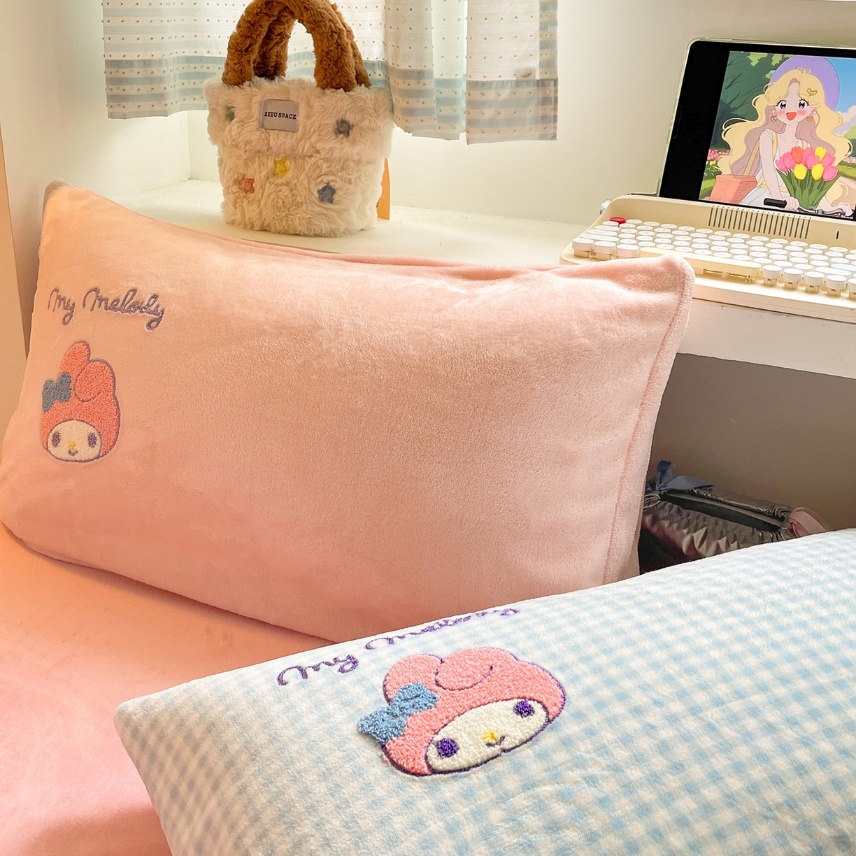 91家纺网 家纺一手货源 找家纺 金爱家 2025新款A类三丽鸥授权毛巾绣混搭少女加厚牛奶绒系列四件套 绒毛巾绣-草莓美乐蒂蓝粉