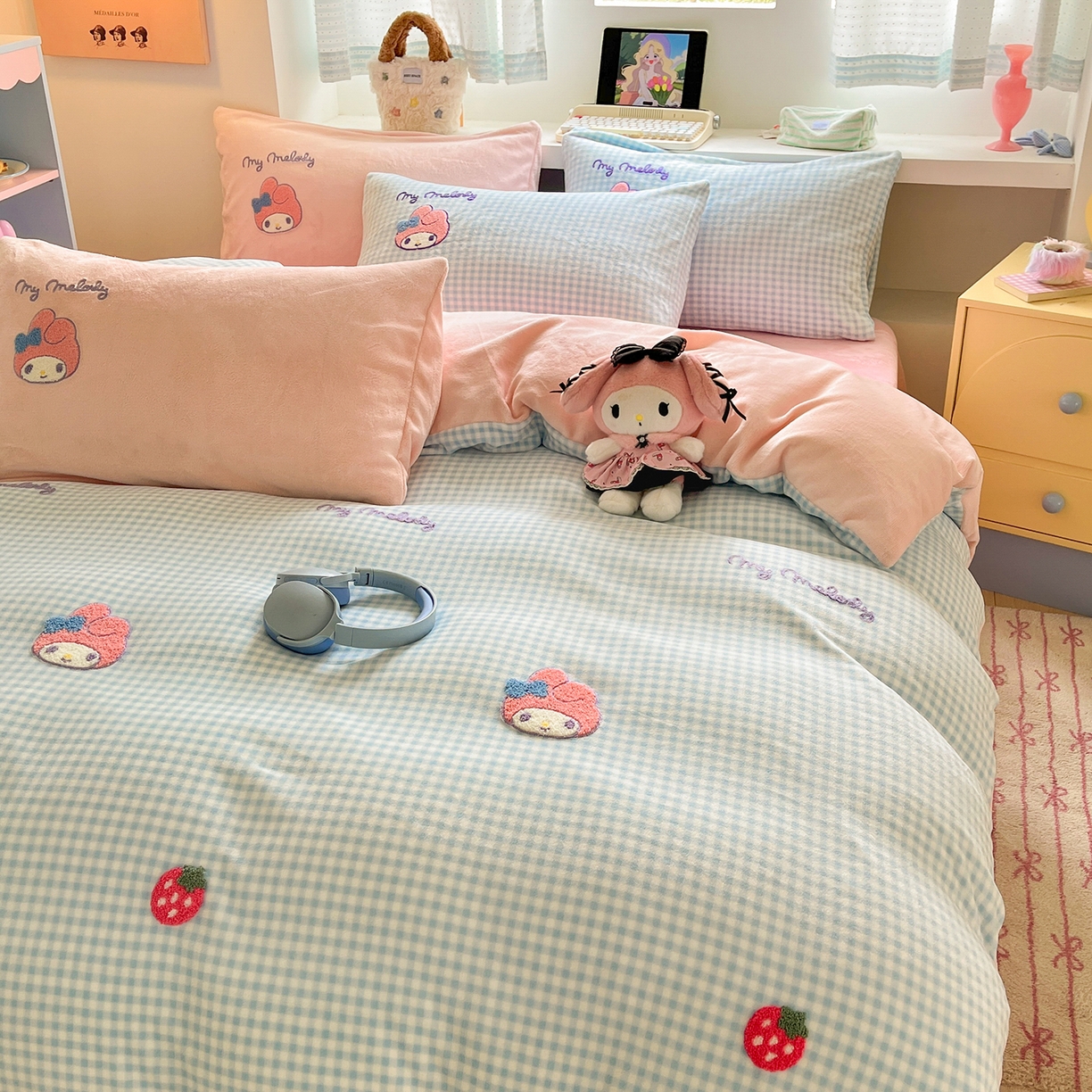 91家纺网 家纺一手货源 找家纺 金爱家 2025新款A类三丽鸥授权毛巾绣混搭少女加厚牛奶绒系列四件套 绒毛巾绣-草莓美乐蒂蓝粉