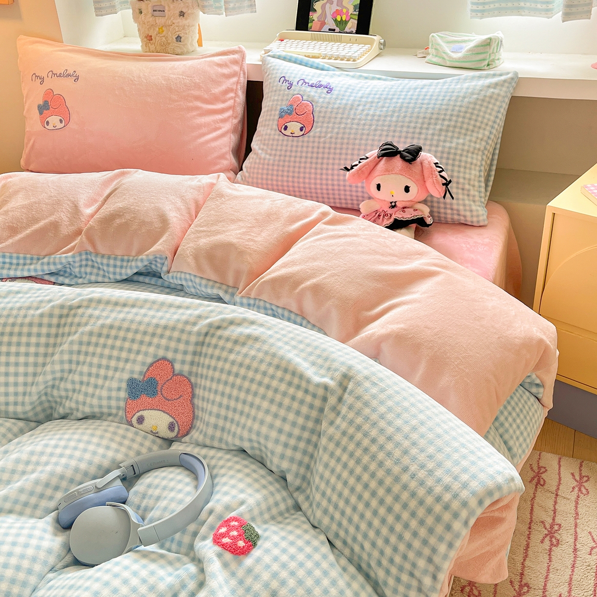 91家纺网 家纺一手货源 找家纺 金爱家 2025新款A类三丽鸥授权毛巾绣混搭少女加厚牛奶绒系列四件套 绒毛巾绣-草莓美乐蒂蓝粉